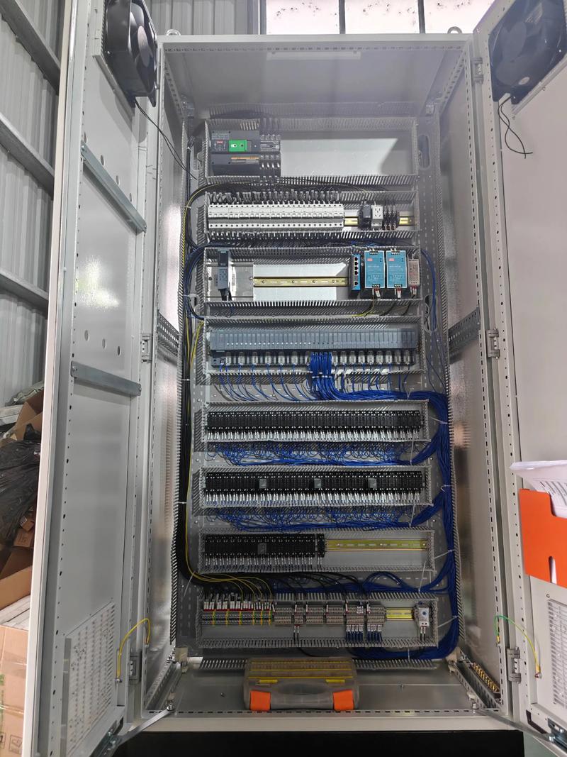 走进工业自动化：PLC控制柜定制选购指南